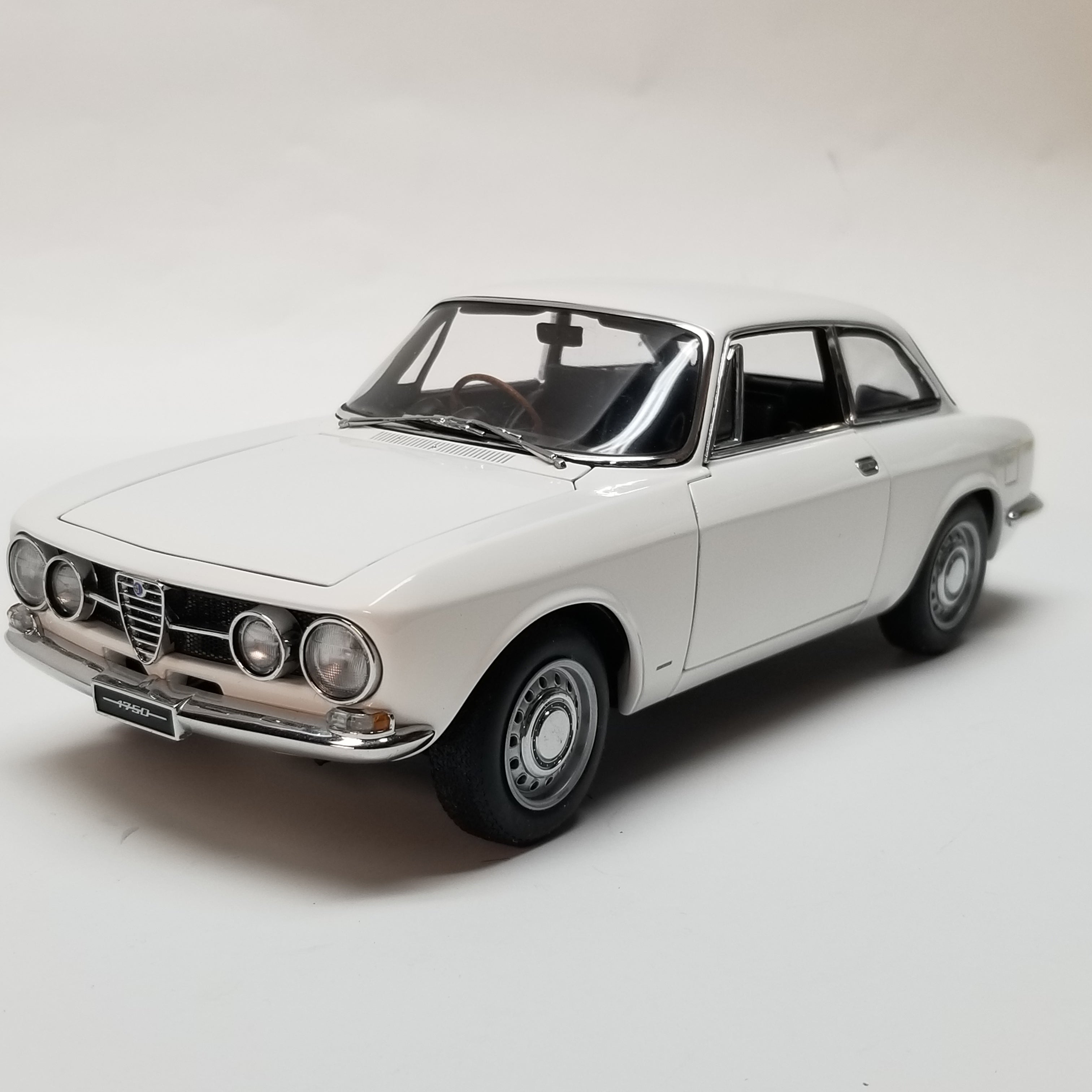 AUTOart Millennium 1967 Alfa Romeo 1750 1/18 Scale Model, White 